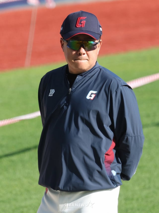 The 2026 Shinhan SOL KBO League game between LG Twins and Lotte Giants was held at Seoul Jamsil Baseball Stadium on the 16th. Lotte manager Kim Tae-hyung is shown watching his players' training while lost in thought. /Photo=Chief correspondent Kim Jin-kyung