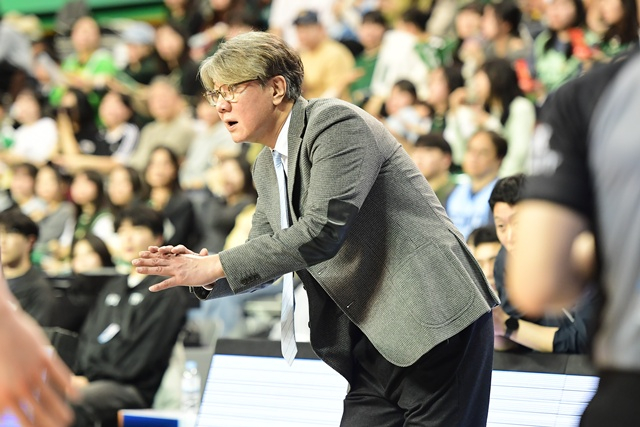 고양 소노 손창환 감독이 경기 도중 선수들에게 작전 지시를 내리고 있다. /사진=KBL 제공