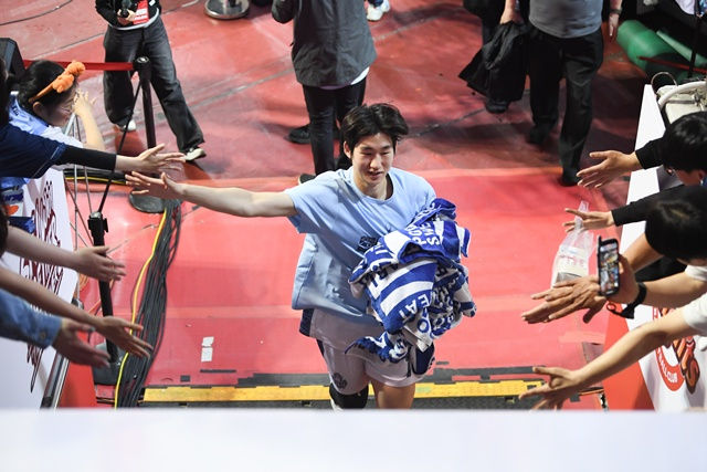 고양 소노 이근준(가운데)이 팬들과 인사하고 있다. /사진=KBL 제공