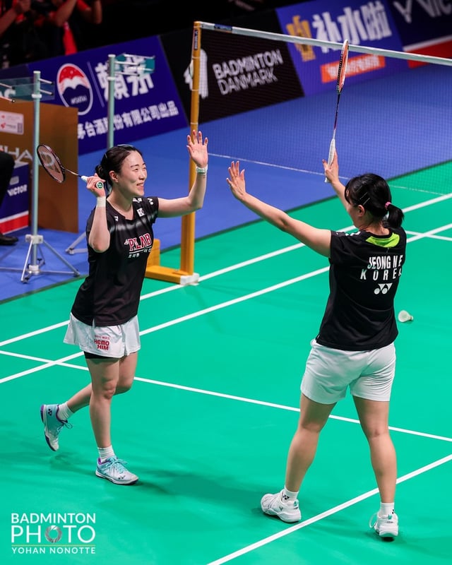  2026世界女子団体選手権大会（ウーバーカップ）4強インドネシア戦で女子ダブルスの勝利を合作し、韓国の決勝進出を導いた金ヘジョン（左）-チョン·ナウン組。/写真=大韓バドミントン協会提供