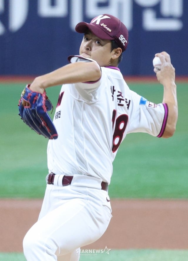 지난 4월 26일 삼성전에 등판해 역투하는 박준현. /사진=김진경 대기자