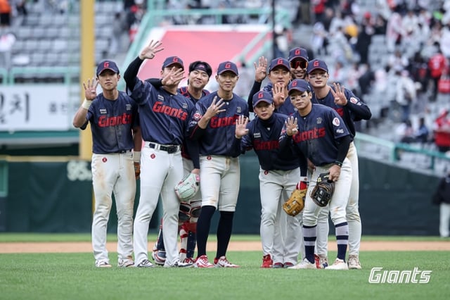 롯데 자이언츠 선수들이 3일 인천 SSG랜더스필드에서 열린 SSG 랜더스와 2026 신한 SOL KBO리그 방문경기에서 승리를 거두고 다같이 모여 카메라를 바라보며 4연승을 의미하는 손가락 네 개를 펼쳐들고 포즈를 취하고 있다. /사진=롯데 자이언츠 제공