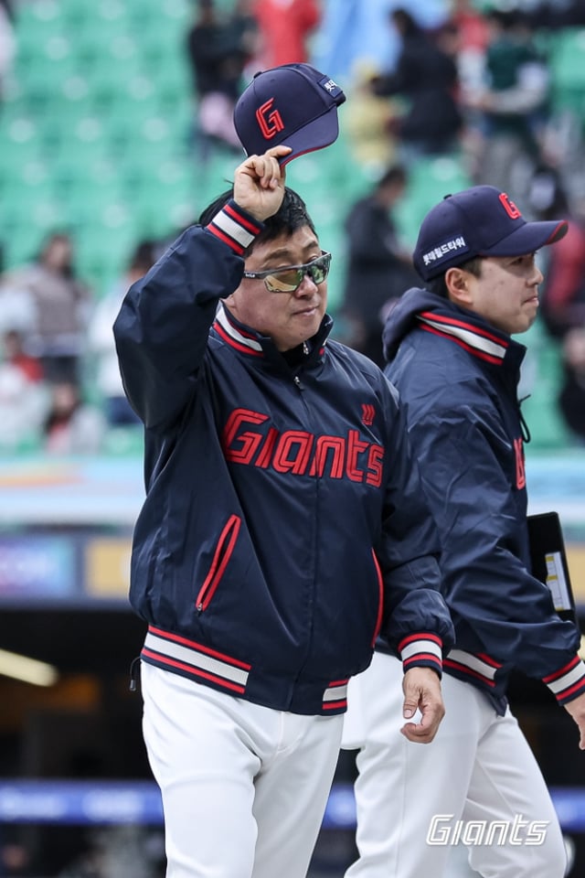 김태형(왼쪽) 롯데 자이언츠 감독이 3일 인천 SSG랜더스필드에서 열린 SSG 랜더스와 2026 신한 SOL KBO리그 방문경기에서 승리를 거두고 모자를 벗어 팬들에게 감사 인사를 전하고 있다. /사진=롯데 자이언츠 제공