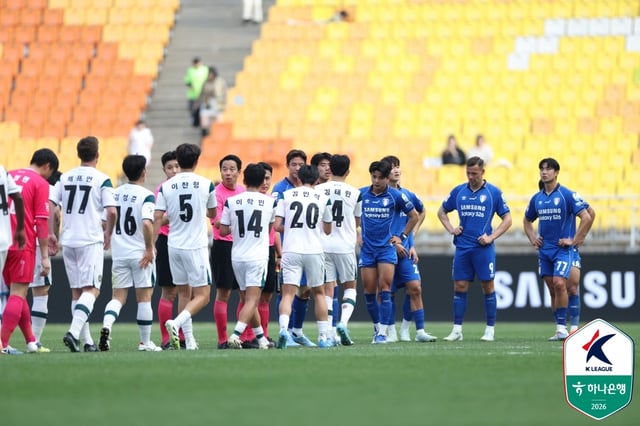 김포FC 선수들(흰 유니폼). /사진=한국프로축구연맹 제공