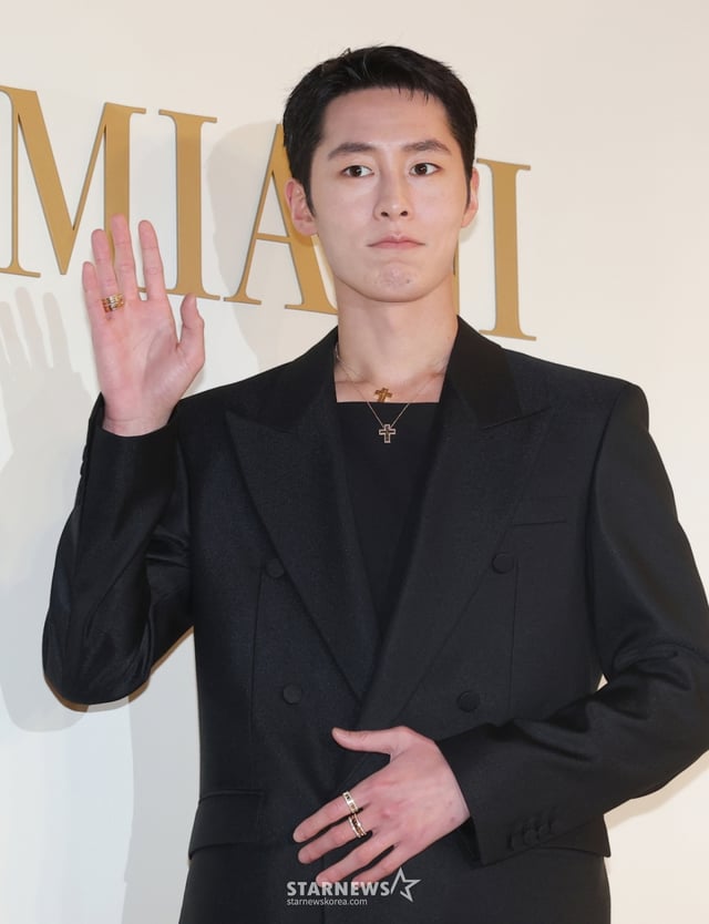(서울=뉴스1) 권현진 기자 = 배우 이재욱이 15일 서울 강남구 청담동 다미아니(Damiani) 플래그십 스토어에서 열린 ‘까사 다미아니 청담(Casa Damiani Cheongdam)’ 오픈 기념 행사에 참석해 포즈를 취하고 있다. 2026.1.15/뉴스1 Copyright © 뉴스1. All rights reserved. 무단 전재 및 재배포, AI학습 이용 금지. /사진=(서울=뉴스1) 권현진 기자
