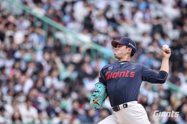 Lotte Giants' Kim Jin-wook is pitching with great effort after making a start against SSG Landers on the 2nd. /Photo=Lotte Giants