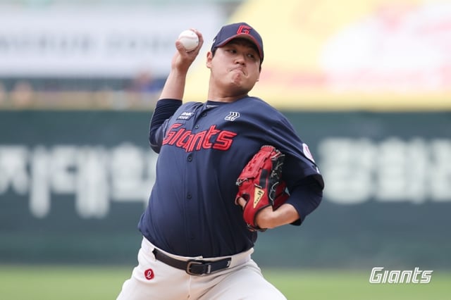 Lotte Giants' Kim Jin-wook is pitching with great effort after making a start against SSG Landers on the 2nd. /Photo=Lotte Giants
