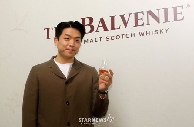 [Seoul = Newsis] Phóng viên Kim Hye Jin = Đầu bếp Ahn Sung Jae đang tạo dáng tại sự kiện chụp ảnh thương hiệu rượu whisky Balbeni Makers được tổ chức tại Peach's Do Won, Seongdong-gu, Seoul vào sáng ngày 26. 205.05.26 jini@newsis.com /Ảnh = Kim Hye Jin