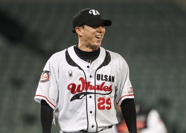 환하게 웃고 있는 고효준. /사진=울산 웨일즈