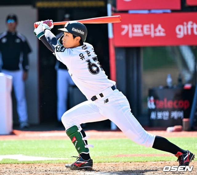 KT 유준규가 5일 수원 롯데전에서 안타를 치고 있다.