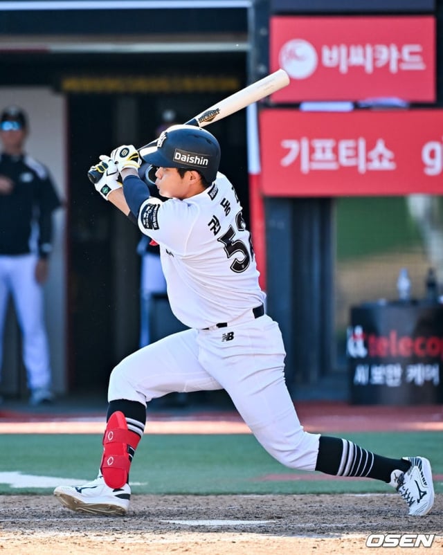 KT 권동진이 5일 수원 롯데전 8회말 1사 3루에서 우측 담장 직격 2루타를 쳤다.