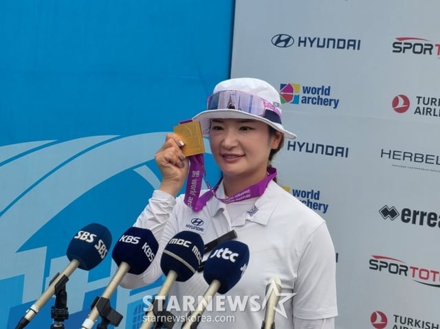 한국 양궁 여자 리커브 국가대표팀 강채영이 지난해 9월 12일 광주 5·18 민주광장에서 열린 '광주 2025 현대 세계선수권대회' 여자 개인전에서 우승하고 취재진과 인터뷰하고 있다. /사진=김동윤 기자