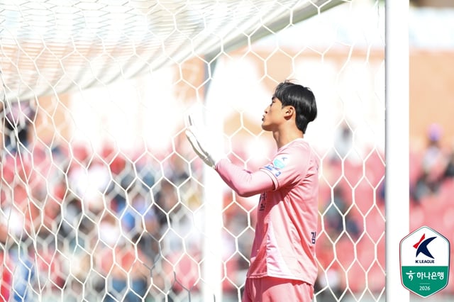 제주 SK 골키퍼 김동준이 5일 부천종합운동장에서 열린 부천FC 경기 도중 부천 서포터스를 향해 야유 자제를 요청하고 있다. /사진=한국프로축구연맹 제공