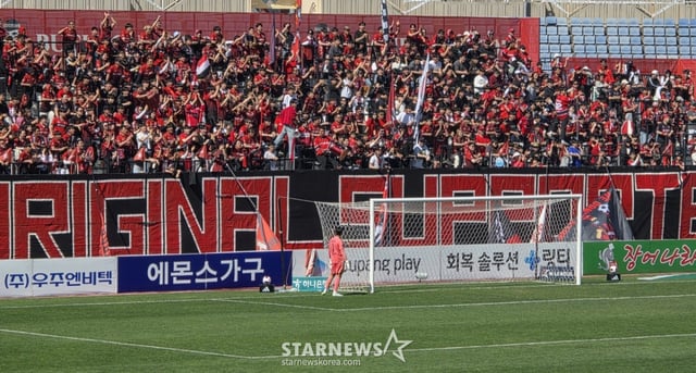 5일 부천종합운동장에서 열린 부천FC와 제주 SK의 경기. 후반 경기 도중 김동준이 부천 팬들을 돌아보고 있다. /사진=김명석 기자