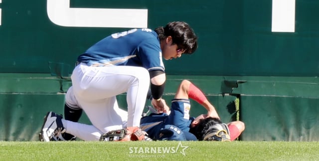 랜더스 4번타자 에레디아가 5월 5일 인천SSG랜더스필드에서 열리는 2026KBO리그 SSG랜더스와 NC다이노스 경기 8회말  1사 만루에서 2타점 2루타로 출루했다.    이를 잡기위해 수비하던 다이노스 중견수 최정원이 부상을 입고 그라운드에 누워있다. 최정원은 긴급히 앰뷸런스를 타고 병원으로 호송됐다.  2026.05.05. /사진=강영조 cameratalks@