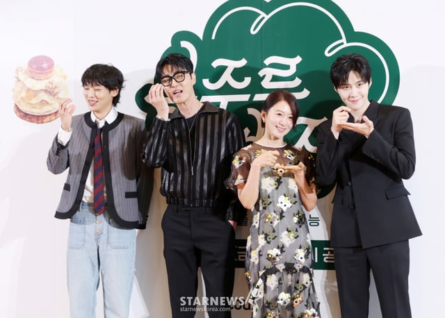 배우 이기택, 차승원, 김희애, 김선호가 6일 서울 중구 커뮤니티하우스 마실에서 진행된 쿠팡플레이 예능 '봉주르빵집' 제작발표회에 참석해 포즈를 취하고 있다. /2026.05.06 /사진=김휘선 hwijpg@
