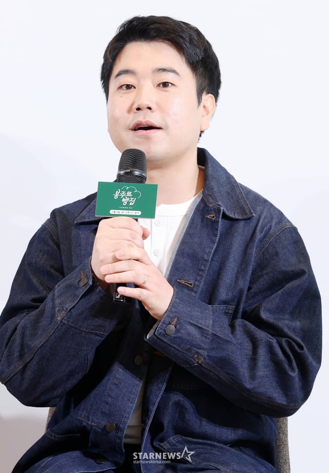 박근형 PD가 6일 서울 중구 커뮤니티하우스 마실에서 진행된 쿠팡플레이 예능 '봉주르빵집' 제작발표회에 참석해 인사말을 하고 있다. /2026.05.06 /사진=김휘선 hwijpg@