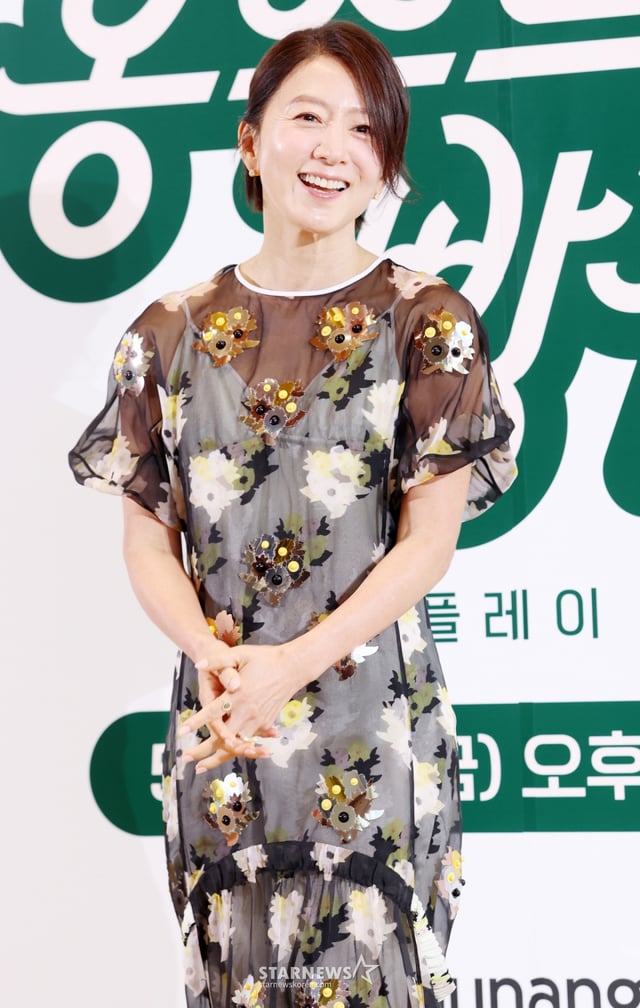배우 김희애가 6일 서울 중구 커뮤니티하우스 마실에서 진행된 쿠팡플레이 예능 '봉주르빵집' 제작발표회에 참석해 포즈를 취하고 있다. /2026.05.06 /사진=김휘선 hwijpg@
