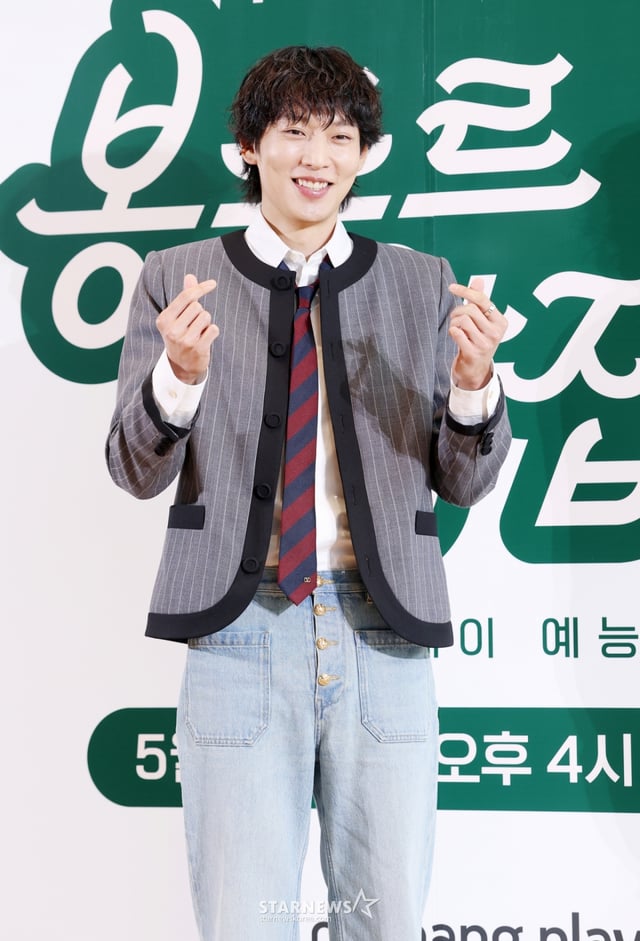 배우 이기택이 6일 서울 중구 커뮤니티하우스 마실에서 진행된 쿠팡플레이 예능 '봉주르빵집' 제작발표회에 참석해 포즈를 취하고 있다. /2026.05.06 /사진=김휘선 hwijpg@