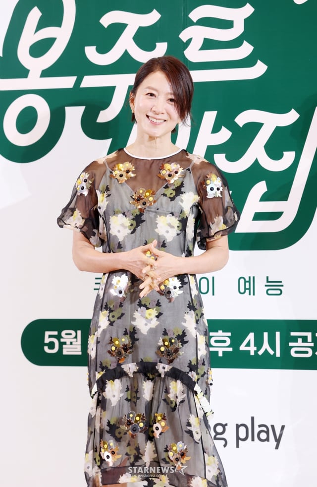 배우 김희애가 6일 서울 중구 커뮤니티하우스 마실에서 진행된 쿠팡플레이 예능 '봉주르빵집' 제작발표회에 참석해 포즈를 취하고 있다. /2026.05.06 /사진=김휘선 hwijpg@