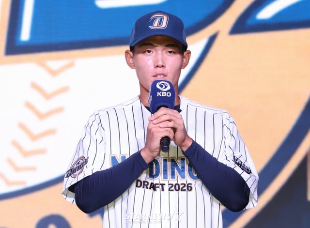 지난해 9월 17일 2026 KBO 신인 드래프트에서 1라운드 2순위로 NC에 지명된 유신고 신재인이 소감을 밝히고 있다. /사진=뉴시스