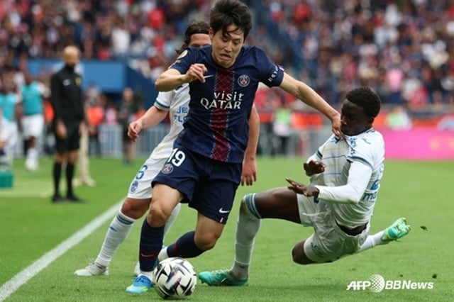 이강인(가운데)이 3일(한국시간) 프랑스 파리의 파르크 데 프랭스에서 열린 PSG 대 로리앙의 2025~2026 프랑스 리그1 32라운드에서 드리블 돌파하고 있다. /AFPBBNews=뉴스1