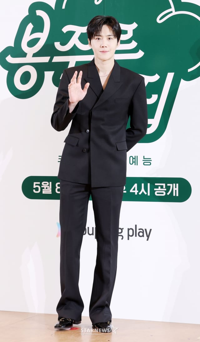 배우 김선호가 6일 서울 중구 커뮤니티하우스 마실에서 진행된 쿠팡플레이 예능 '봉주르빵집' 제작발표회에 참석해 포즈를 취하고 있다. /2026.05.06 /사진=김휘선 hwijpg@