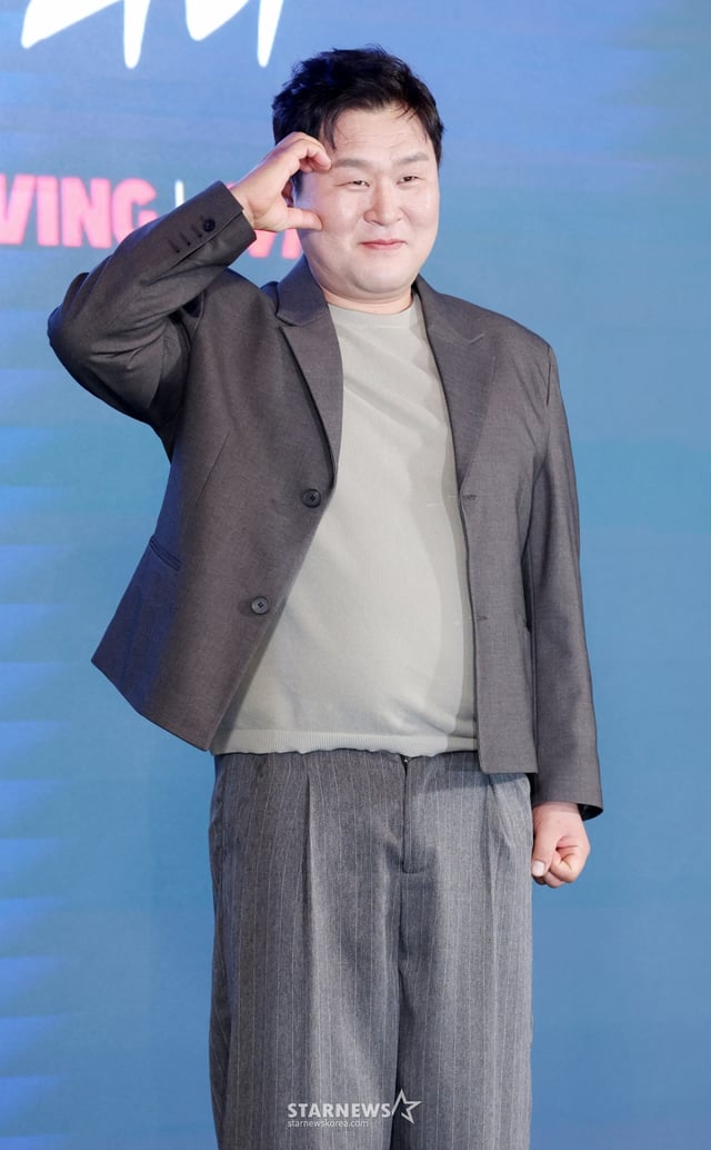 배우 윤경호가 6일 서울 광진구 풀만 앰배서더 호텔에서 진행된 티빙 드라마 '취사병 전설이 되다' 제작발표회에 참석해 포즈를 취하고 있다. /2026.05.06 /사진=김휘선 hwijpg@