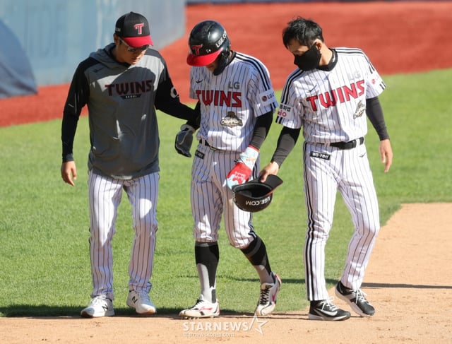 2026 신한 SOL KBO리그 LG 트윈스 대 두산 베어스 경기가 5일 서울 잠실야구장에서 열렸다.  LG 7회말 1사 1,3루에서 3루 대주자로 투입된 최원영(가운데)이 다리에 이상을 느끼고 곧바로 오지환과 교체되고 있다. /사진=김진경 대기자