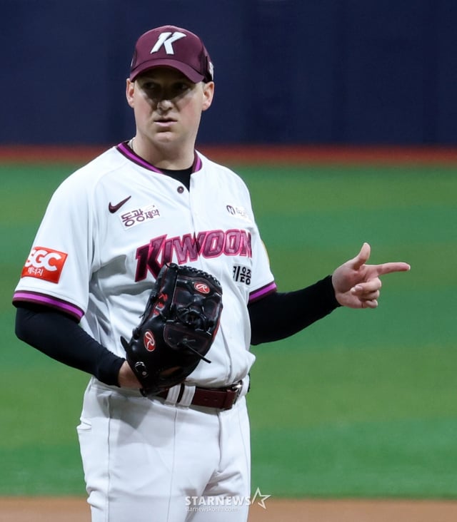 Kiwoom Heroes left-handed pitcher Rosenberg is seen pitching as the starter during the 2025 KBO League match between Kiwoom Heroes and Samsung Lions at Gocheok Sky Dome on May 20, 2025. /Photo=Senior reporter Kang Young-jo cameratalks@