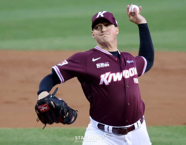 The 2025 Shinhan SOL Bank KBO League match between Doosan Bears and Kiwoom Heroes was held at Jamsil Baseball Stadium on the 3rd. Kiwoom starter Rosenberg is seen pitching. /Photo=Chief correspondent Kim Jin-kyung kim.jinkyung@