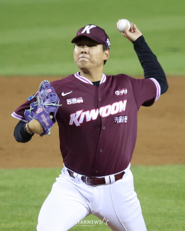 The 2026 Shinhan SOL KBO League match between Doosan Bears and Kiwoom Heroes was held at Seoul Jamsil Baseball Stadium on the 7th. Kiwoom's Park Jeong-hoon is seen pitching. /Photo=Chief correspondent Kim Jin-kyung kim.jinkyung@