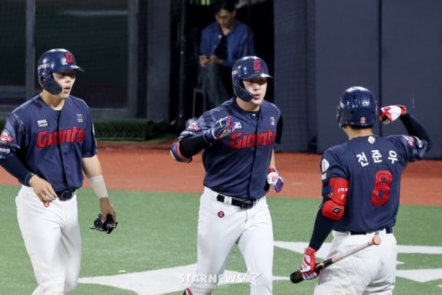Lotte's Na Seung-yeop (center) is greeted by teammates after hitting a home run against KT in the sixth inning on the 6th. Go Seung-min is on the left. /Photo=Senior reporter Kang Young-jo