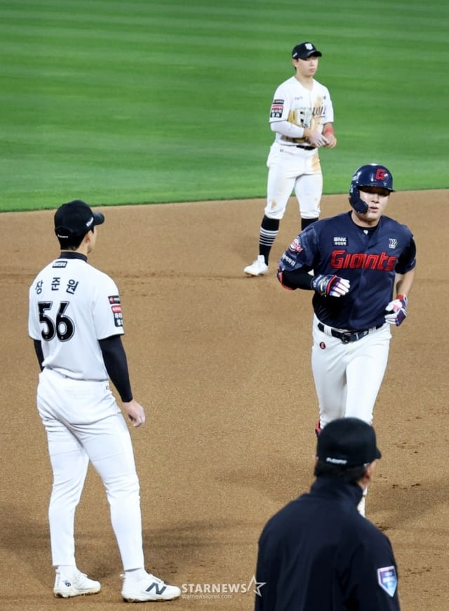 Lotte's Na Seung-yeop (right) runs around the field after hitting a home run in the sixth inning. /Photo=Senior reporter Kang Young-jo