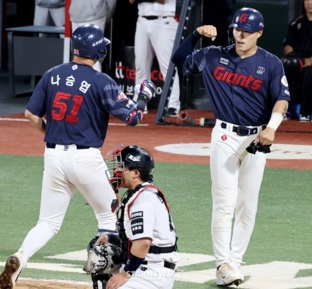 Na Seung-yeop (left) is being welcomed by Ko Seung-min after hitting a home run in the top of the 6th inning. /Photo=Senior reporter Kang Young-jo