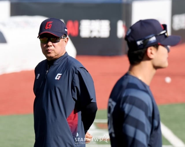 Lotte manager Kim Tae-hyung (left) watches training ahead of the KT game on the 6th. /Photo=Senior reporter Kang Young-jo