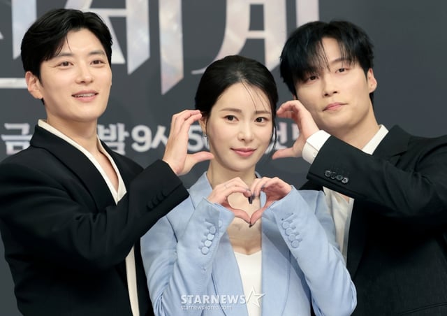 (서울=뉴스1) 권현진 기자 = 배우 장승조(왼쪽부터)와 임지연, 허남준이 7일 서울 양천구 목동SBS에서 열린 SBS 새 금토드라마 '멋진 신세계'(극본 강현주/ 연출 한태섭) 제작발표회에 참석해 포즈를 취하고 있다.  '멋진 신세계'는 희대의 조선 악녀 영혼이 씌어 '악질'로 변한 무명배우 신서리(임지연 분)와 자본주의가 낳은 괴물이라 불리는 악질재벌 차세계(허남준 분)의 일촉즉발 전쟁 같은 로맨스 코미디 드라마다. 2026.5.7/뉴스1  Copyright © 뉴스1. All rights reserved. 무단 전재 및 재배포,  AI학습 이용 금지. /사진=(서울=뉴스1) 권현진 기자