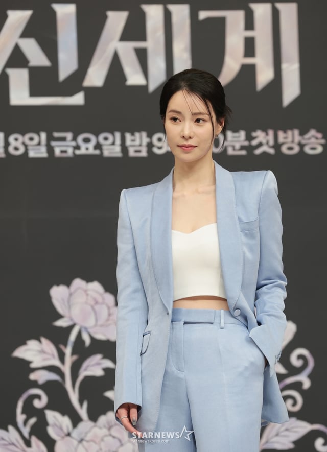 (서울=뉴스1) 권현진 기자 = 배우 임지연이 7일 서울 양천구 목동SBS에서 열린 SBS 새 금토드라마 '멋진 신세계'(극본 강현주/ 연출 한태섭) 제작발표회에 참석해 포즈를 취하고 있다.  '멋진 신세계'는 희대의 조선 악녀 영혼이 씌어 '악질'로 변한 무명배우 신서리(임지연 분)와 자본주의가 낳은 괴물이라 불리는 악질재벌 차세계(허남준 분)의 일촉즉발 전쟁 같은 로맨스 코미디 드라마다. 2026.5.7/뉴스1  Copyright © 뉴스1. All rights reserved. 무단 전재 및 재배포,  AI학습 이용 금지. /사진=(서울=뉴스1) 권현진 기자