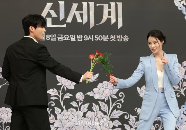 (서울=뉴스1) 권현진 기자 = 배우 허남준과 임지연(오른쪽)이 7일 서울 양천구 목동SBS에서 열린 SBS 새 금토드라마 '멋진 신세계'(극본 강현주/ 연출 한태섭) 제작발표회에 참석해 포즈를 취하고 있다.  '멋진 신세계'는 희대의 조선 악녀 영혼이 씌어 '악질'로 변한 무명배우 신서리(임지연 분)와 자본주의가 낳은 괴물이라 불리는 악질재벌 차세계(허남준 분)의 일촉즉발 전쟁 같은 로맨스 코미디 드라마다. 2026.5.7/뉴스1  Copyright © 뉴스1. All rights reserved. 무단 전재 및 재배포,  AI학습 이용 금지. /사진=(서울=뉴스1) 권현진 기자