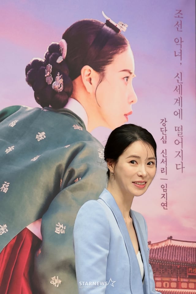 (서울=뉴스1) 권현진 기자 = 배우 임지연이 7일 서울 양천구 목동SBS에서 열린 SBS 새 금토드라마 '멋진 신세계'(극본 강현주/ 연출 한태섭) 제작발표회에 참석하고 있다.  '멋진 신세계'는 희대의 조선 악녀 영혼이 씌어 '악질'로 변한 무명배우 신서리(임지연 분)와 자본주의가 낳은 괴물이라 불리는 악질재벌 차세계(허남준 분)의 일촉즉발 전쟁 같은 로맨스 코미디 드라마다. 2026.5.7/뉴스1  Copyright © 뉴스1. All rights reserved. 무단 전재 및 재배포,  AI학습 이용 금지. /사진=(서울=뉴스1) 권현진 기자