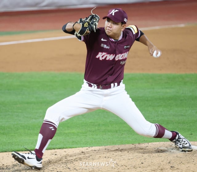 The 2025 Shinhan SOL Bank KBO League KT Wiz vs. Kiwoom Heroes game was held on the 23rd at Suwon KT Wiz Park. Kiwoom's Park Jeong-hoon is pitching well. /Photo=Kim Jin-kyung kim.jinkyung@