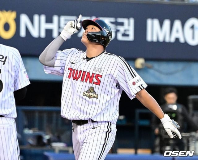 LG 이재원이 6일 두산전에서 홈런을 터트린 뒤 홈인하고 있다. /사진=OSEN