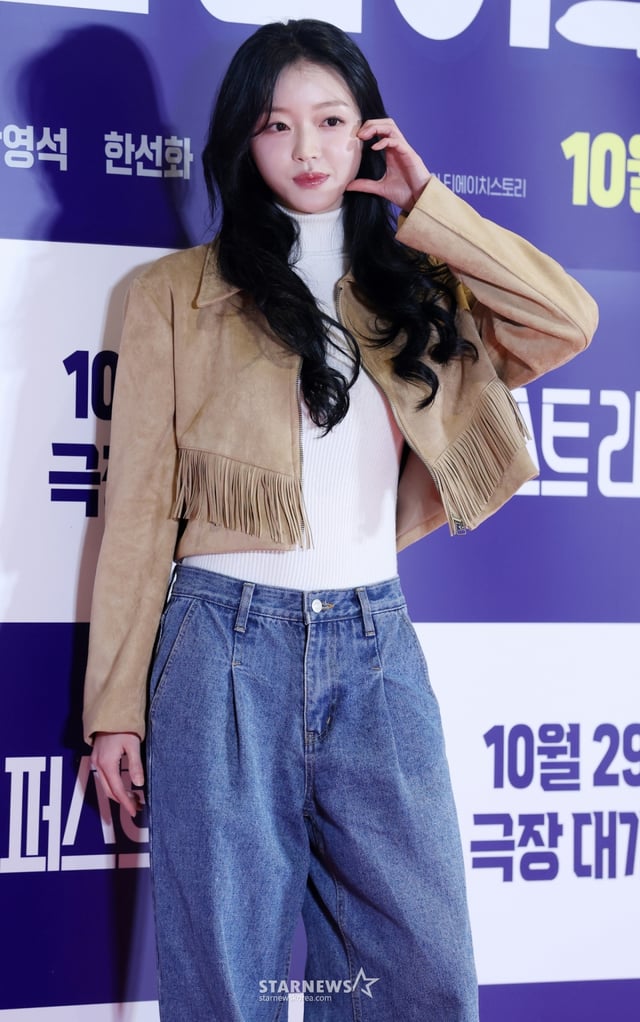 그룹 오마이걸 유아가 27일 서울 송파구 롯데시네마 월드타워에서 진행된 영화 '퍼스트라이드' VIP 시사회 레드카펫에 참석해 포즈를 취하고 있다. /2025.10.27 /사진=김휘선 hwijpg@