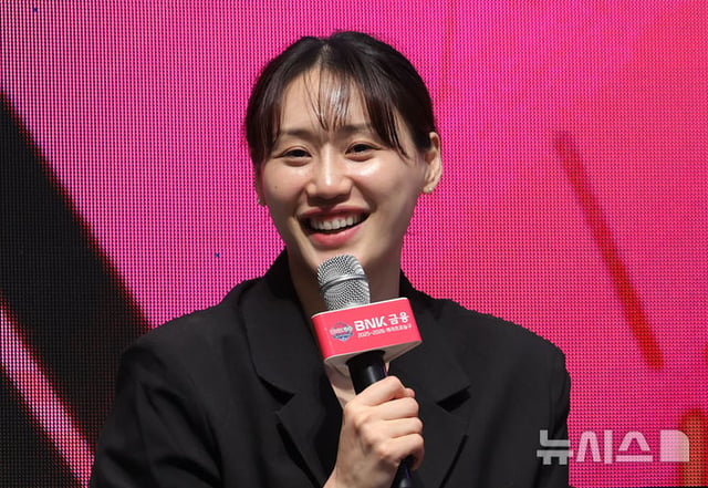 강이슬이 지난 4월 6일 서울 용산구 서울드래곤시티에서 열린 2025-2026 여자프로농구 포스트시즌 미디어데이에서 발언하고 있다. /사진=뉴시스