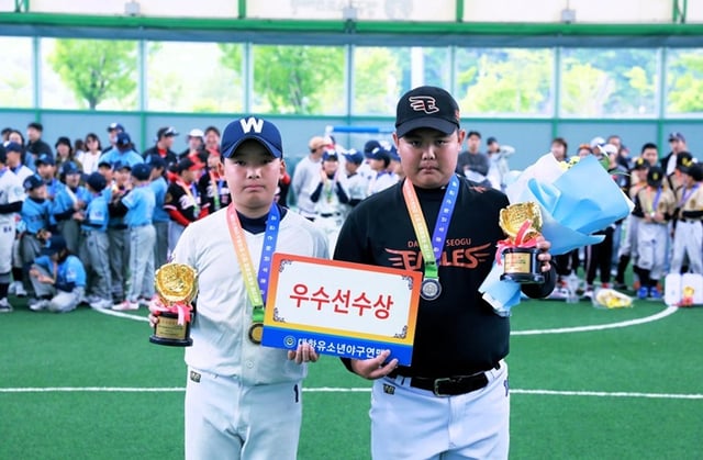 우수선수상을 받은 문현서(왼쪽·경기 휘문아카데미유소년야구단)와 박도혁(대전서구유소년야구단). /사진=대한유소년야구연맹
