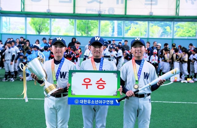 우승을 차지한 경기 휘문아카데미유소년야구단 선수들. /사진=대한유소년야구연맹
