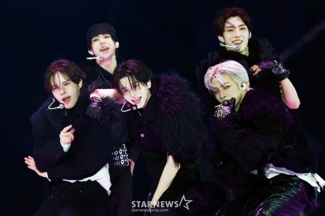 그룹 투어스(TWS)가 6일 가오슝 내셔널 스타디움에서 진행된 스타뉴스 주최 '10주년 아시아 아티스트 어워즈 2025(10th Anniversary Asia Artist Awards 2025, '10주년 AAA 2025')에서 멋진 무대를 선보이고 있다. 12월 6일~7일 양일에 걸쳐 가오슝 내셔널 스타디움에서 펼쳐지는 '10주년 아시아 아티스트 어워즈 2025(10th Anniversary Asia Artist Awards 2025, '10주년 AAA 2025')'와 페스타 'ACON 2025'는 MTN(머니투데이방송)과 위버스(Weverse)를 통해 각각 TV와 온라인 스트리밍으로 생중계 된다. /2025.12.06 /사진=임성균 tjdrbs23@