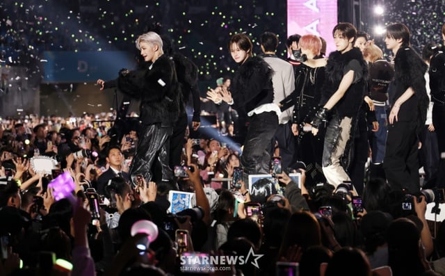 그룹 투어스가 지난 6일 가오슝 내셔널 스타디움에서 진행된 스타뉴스 주최 '10주년 아시아 아티스트 어워즈 2025(10th Anniversary Asia Artist Awards 2025, '10주년 AAA 2025')에서 팬들에게 인사를 하고 있다. 그룹 투어스 도훈, 지훈이 지난 6일 가오슝 내셔널 스타디움에서 진행된 스타뉴스 주최 '10주년 아시아 아티스트 어워즈 2025(10th Anniversary Asia Artist Awards 2025, '10주년 AAA 2025')에서 팬들에게 인사를 하고 있다. /사진=김휘선 hwijpg@