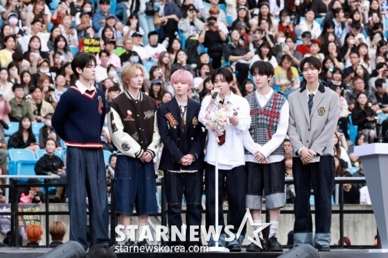 그룹 킥플립이 2025년 12월 6일 가오슝 내셔널 스타디움에서 진행된 스타뉴스 주최 '10주년 아시아 아티스트 어워즈 2025(10th Anniversary Asia Artist Awards 2025, '10주년 AAA 2025')에서 AAA Best New Artist상을 받고 수상소감을 말하고 있다. /2025.12.06 /사진=임성균 tjdrbs23@