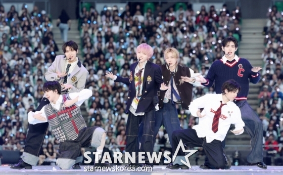 그룹 킥플립이 2025년 12월 6일 가오슝 내셔널 스타디움에서 진행된 스타뉴스 주최 '10주년 아시아 아티스트 어워즈 2025(10th Anniversary Asia Artist Awards 2025, '10주년 AAA 2025')에서 멋진 무대를 선보였다. /2025.12.06 /사진=김휘선 hwijpg@